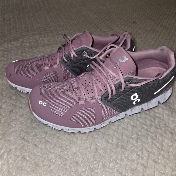 On Running Women's Shoes in Mauve and Charcoal - Picture 2 of 10